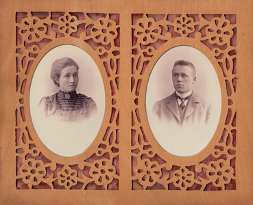 878178 Dubbelportret van het echtpaar Barendina van Drie en Johannes Klein, slager op de Oranjestraat 6 in Wijk C te ...